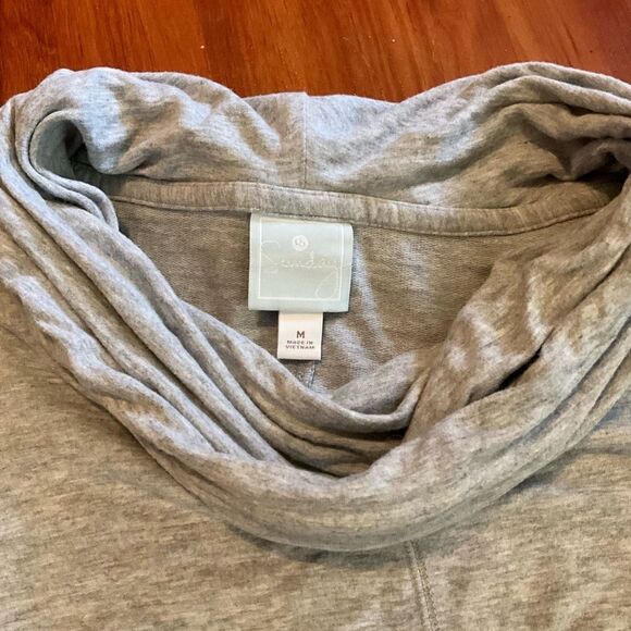 Women’s Sunday Gray short sleeve Crowl Neck top. Size medium - Picture 8 of 9